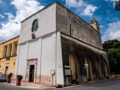 Prima di attraversarlo ci concentriamo su una chiesa che si trova a pochi metri di distanza. Intitolata a Maria Santissima della Stella, sorse nel 1186 per volere di Alfonso Balbiano 
